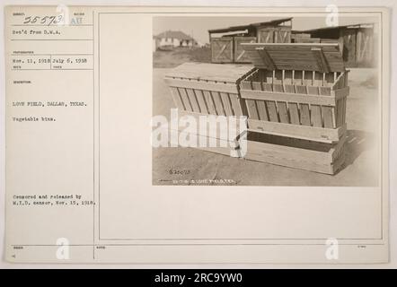 Ein Foto, das am 6. Juli 1918 im Love Field in Dallas, Texas, während des Ersten Weltkriegs aufgenommen wurde. Das Bild zeigt Gemüsebehälter, die möglicherweise zur Lagerung oder zum Transport verwendet werden. Das Foto wurde vom DMA-Fotografen empfangen und am 15. November 1918 vom M.I.D.-Zensor zensiert und veröffentlicht. Stockfoto