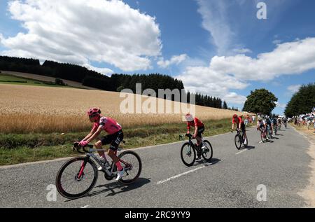 Belleville En Beaujolais, Frankreich. 13. Juli 2023. Das Reiterpaket, das während der Etappe 12 des Radrennen Tour de France in Aktion gezeigt wurde, von Roanne nach Belleville-en-Beaujolais (168, 8 km), Frankreich, Donnerstag, den 13. Juli 2023. Die diesjährige Tour de France findet vom 01. Bis 23. Juli 2023 statt. BELGA FOTO DAVID PINTENS Kredit: Belga News Agency/Alamy Live News Stockfoto