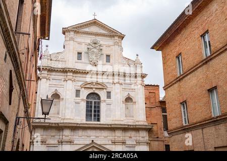 San Raimondo al Refugio ist eine barocke, römisch-katholische Kirche im Terzo von Camollia von Siena, Toskana, Italien. Die Kirche ist geweiht Stockfoto