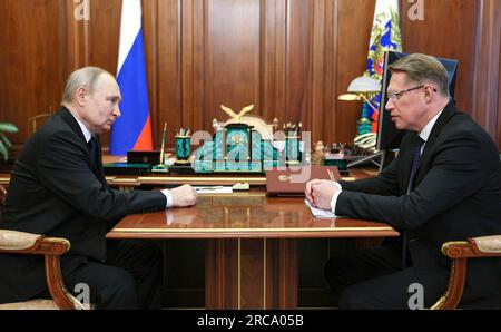 Moskau, Russland. 12. Juli 2023. Russischer Präsident Wladimir Putin während eines persönlichen Treffens mit Gesundheitsminister Michail Murashko, richtig, im Kreml am 12. Juli 2023 in Moskau, Russland. Kredit: Alexander Kazakov/Kreml Pool/Alamy Live News Stockfoto