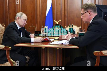 Moskau, Russland. 12. Juli 2023. Russischer Präsident Wladimir Putin während eines persönlichen Treffens mit Gesundheitsminister Michail Murashko, richtig, im Kreml am 12. Juli 2023 in Moskau, Russland. Kredit: Alexander Kazakov/Kreml Pool/Alamy Live News Stockfoto