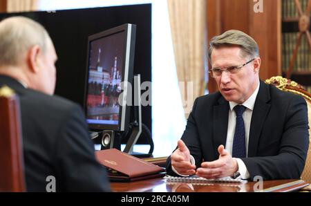 Moskau, Russland. 12. Juli 2023. Russischer Präsident Wladimir Putin während eines persönlichen Treffens mit Gesundheitsminister Michail Murashko, richtig, im Kreml am 12. Juli 2023 in Moskau, Russland. Kredit: Alexander Kazakov/Kreml Pool/Alamy Live News Stockfoto