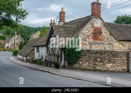 Ein alter und leider vernachlässigter Pub, das RAM Inn, im Wotton Under Edge in den Cotswolds. Vielleicht eines Tages... Stockfoto