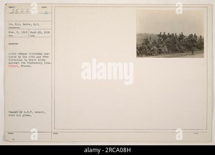 Soldaten der Divisionen 27. und 33. ergreifen die ersten deutschen Gefangenen während ihres Angriffs auf die Hindenburger Linie in Roisel, Frankreich. Das Foto wurde von LT. E.0 aufgenommen. Harrs, S.C. am 6. November 1918 und am 29. September 1918 eingegangen. Es wurde vom A.E.P. Zensor verabschiedet, ohne dass das Datum der Zensur angegeben wurde. Stockfoto