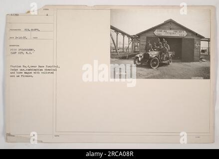 Bild von Station Nr. 4 der Feuerwehr in Camp Dix, N.J. Das Department benutzte einen Dodge-Wagen, der in einen Chemie- und Schlauchwagen umgewandelt wurde. Soldaten dienten als Feuerwehrmänner. Dieses Foto wurde am 2-14-20 aufgenommen und ist ein offizielles US-amerikanisches Bild. Stockfoto