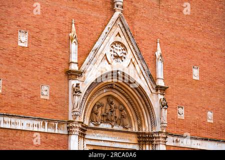 San Francesco ist eine Basilika im gotischen Stil, die 1228-1255 errichtet und später im 14. Bis 15. Jahrhundert in Siena, Toskana, Italien, erweitert wurde. Stockfoto