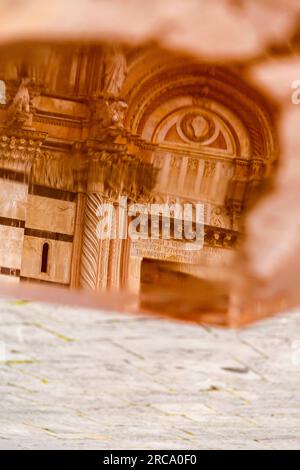 Reflexion über Wasser, die Fassade der Kathedrale von Siena in Siena, Toskana, Italien. Stockfoto