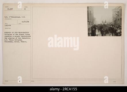 Mitglieder der Fotoabteilung des Signalkorps in Vincennes, Frankreich, organisieren eine Parade zur Unterzeichnung des Waffenstillstands. Das Foto wurde am 11. November 1918 aufgenommen. (Bildunterschrift basierend auf faktischen Informationen aus dem Bild) Stockfoto