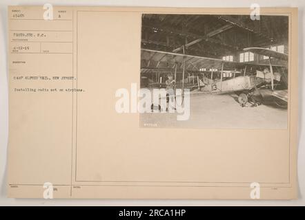 Ein Radio, das im 1. Weltkrieg in einem Flugzeug in Camp Alfred Vail, New Jersey, installiert wurde Das Foto wurde von einem Fotografen des Signalkorps am 12. April 1919 aufgenommen. Das Bild ist Teil einer Serie von amerikanischen Militäraktionen während des Krieges. Stockfoto