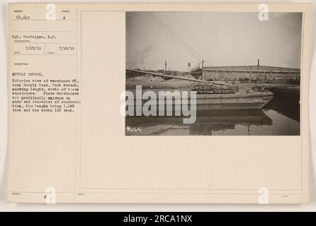 Außenansicht von Lagerhaus Nr. 9 an der Army Supply Base in Port Newark. Diese Lagerhäuser sind einheitlich groß und haben eine Länge von 1.180 Fuß und eine Breite von 120 Fuß. Foto von Sergeant Steiniger am 23. Juli 1919. Bildidentifizierungsnummer: 61.641. Dieses Foto ging am 18. Juli 1919 ein. Stockfoto