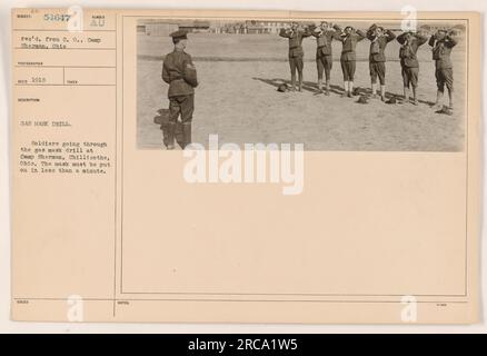 Soldaten im Camp Sherman in Chillicothe, Ohio, die an einer Gasmaskenübung teilnehmen. Für die Übung müssen Soldaten ihre Gasmasken in weniger als einer Minute aufsetzen. Dieses Foto wurde 1918 während des Ersten Weltkriegs aufgenommen. Stockfoto