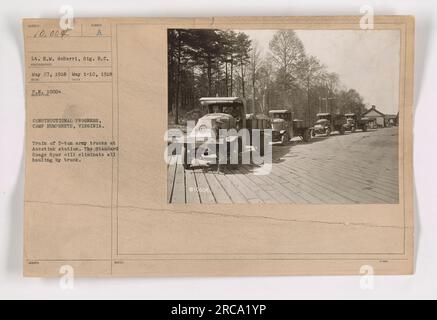 Konstruktiver Fortschritt in Camp Humphreys, Virginia. Ein Zug mit 5 Tonnen Armee-LKWs am Bahnhof Accotink. Durch die Erweiterung um die Standardspurweite muss kein Lkw mehr transportiert werden. Foto aufgenommen von LT. E. M. deBerri, Fotograf des Signalkorps, am 27. Mai 1918. Im Rahmen der laufenden Bauarbeiten in Camp Humphreys, Virginia, zwischen dem 1. Und 10. Mai 1918. Aktenzeichen: 10004." Stockfoto