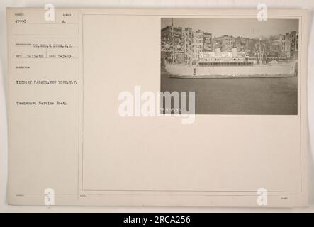 Mitglieder des Transportdienstes nehmen an einer Siegesparade in New York City Teil. Das Foto wurde am 3. Mai 1919 von Lieutenant Geo.H. Lyon.S.C. aufgenommen Der Transport Service Boat SUBIECT 47990 wird bei der Parade gesehen. Das Bild ist Teil einer Serie, die amerikanische Militäraktivitäten während des Ersten Weltkriegs dokumentiert. Stockfoto