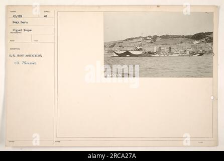 USA Navy-Aktivitäten an Bord der USS Paulding während des Ersten Weltkriegs. Das Bild zeigt Seeleute, die verschiedene Aufgaben auf dem Schiff ausführen. Das Foto wurde von einem Fotografen aus den USA aufgenommen Navy Department Signal Corps und ist als 111-SC-43599 katalogisiert. Stockfoto