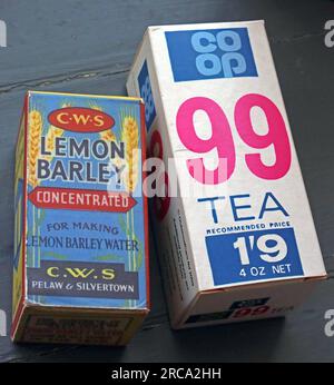 Paket Coop 99 Tea, von 1960er & CWS Zitronengerste von 1940er Stockfoto