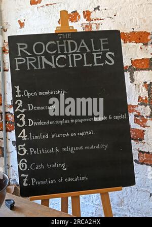 The Rochdale Co-Op 7 Principles, von The Rochdale Pioneers, Toad Lane, Lancs, England, Großbritannien, OL12 0NU Stockfoto