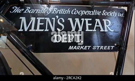 The Barnsley British Co-operative Society Ltd – Männer Wear Dept, Market Street Stockfoto