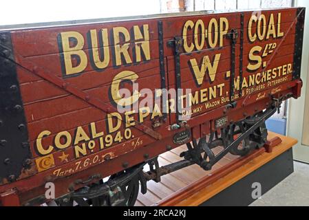 Eisenbahnwaggon drängt auf Verbrennungskoopp Coal CWS, Kohleabteilung, Manchester, Nr. 1940, in Rochdale Stockfoto