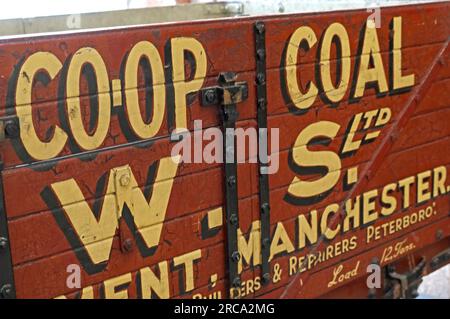 Eisenbahnwaggon drängt auf Verbrennungskoopp Coal CWS, Kohleabteilung, Manchester, Nr. 1940, in Rochdale Stockfoto