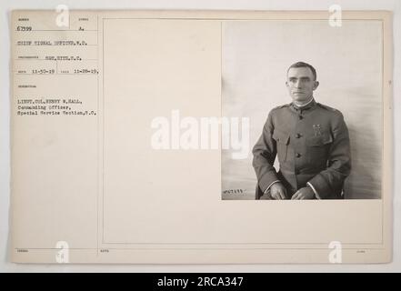 Lieutenant Colonel Henry W. Hall, der befehlshabende Offizier der Sektion des Sonderdienstes, ist auf diesem symbolischen Foto dargestellt. Er ist ein Chiff Signal Officer mit einer Militärdienstakte und wurde am 30. November 1919 fotografiert, mit dem Negativ am 28. November 1919. Das Bild wurde unter dem Namen von Lieutenant Colonel Hall herausgegeben und trägt die Notizen 67399 1-3004. Stockfoto