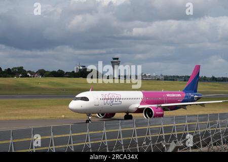 Wizz Air Malta Airbus A321-271 Rolling zum Abflug am Flughafen Birmingham, Großbritannien (9H-WDK) Stockfoto