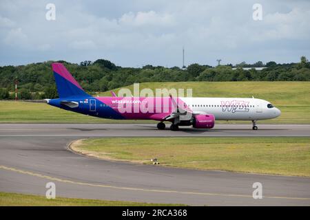Wizz Air Malta Airbus A321-271 startbereit am Flughafen Birmingham, Großbritannien (9H-WDK) Stockfoto