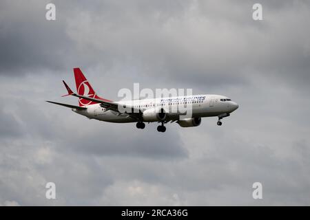 Turkish Airlines Boeing 737 MAX 8 Landung am Flughafen Birmingham, Großbritannien (TC-LCS) Stockfoto