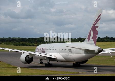 Qatar Airways Boeing 787-8 Dreamliner Rolling zum Abflug am Flughafen Birmingham, Großbritannien (A7-BCU) Stockfoto