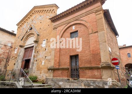 Siena, Italien - 7. April 2022: Backsteinmauern, kleine Kirche und Blick auf die Straße von der historischen italienischen Stadt Siena in der Toskana. Stockfoto