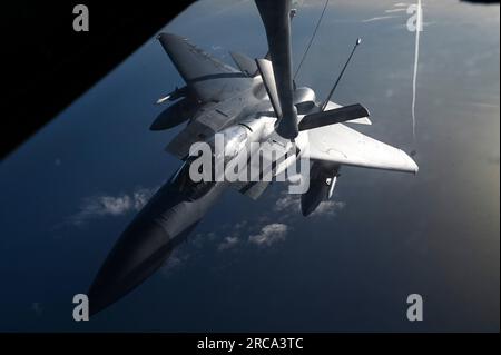 Japanisches Meer, Japan. 24. Juni 2022. EIN US-AMERIKANISCHER Die Air Force F-15C Eagle-Kampfflugzeuge, die der 67. Kampfeinheit zugewiesen sind, erhalten Treibstoff von einem KC-135 Stratotanker über dem Ostchinesischen Meer, 12. Juli 2023, in Japan. Kredit: AC1 Tylir Meyer/U.S. Air Force/Alamy Live News Stockfoto