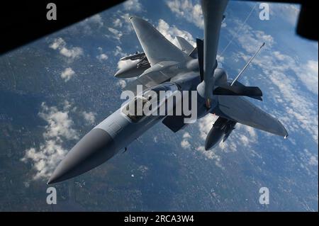 Japanisches Meer, Japan. 12. Juli 2023. EIN US-AMERIKANISCHER Die Air Force F-15C Eagle-Kampfflugzeuge, die der 67. Kampfeinheit zugewiesen sind, erhalten Treibstoff von einem KC-135 Stratotanker über dem Ostchinesischen Meer, 12. Juli 2023, in Japan. Kredit: AC1 Tylir Meyer/U.S. Air Force/Alamy Live News Stockfoto