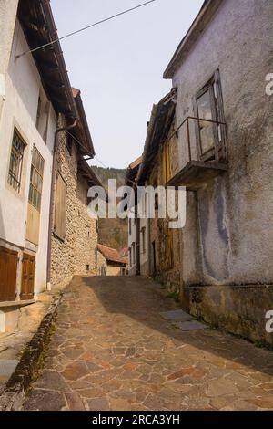 Eine Straße im Dorf Trava im Bezirk Lauco, Provinz Udine, Friaul-Julisch Venetien, Nordost-Italien Stockfoto