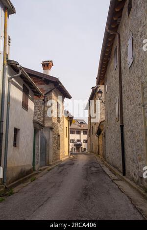 Eine Straße im Dorf Trava im Bezirk Lauco, Provinz Udine, Friaul-Julisch Venetien, Nordost-Italien Stockfoto