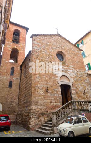 Siena, Italien - 7. April 2022: Backsteinmauern, kleine Kirche und Blick auf die Straße von der historischen italienischen Stadt Siena in der Toskana. Stockfoto