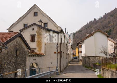 Eine Straße im Dorf Trava im Bezirk Lauco, Provinz Udine, Friaul-Julisch Venetien, Nordost-Italien Stockfoto