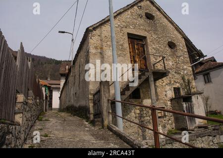 Eine Straße im Dorf Trava im Bezirk Lauco, Provinz Udine, Friaul-Julisch Venetien, Nordost-Italien Stockfoto