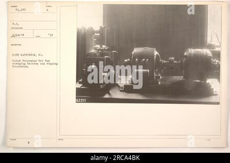 Ein Wassergeneratorset zum Laden von Batterien und Ringgeneratoren, identifiziert als Nummer 62.297 S.C., in Fort McPherson, Georgia. Das 1919 aufgenommene Foto zeigt ein Motorgeneratorset, das zum Laden von Batterien und zum Klingeln des Generators verwendet wird. Sie ist mit Fort McPherson verbunden und trägt das symbolische Abzeichen „H“. Stockfoto