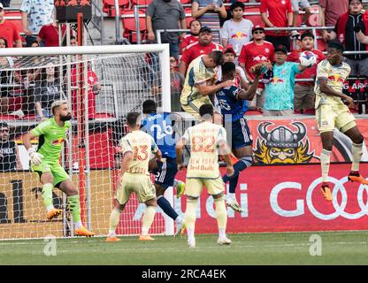 Die Spieler der New York Red Bulls verteidigen sich am 12. Juli 2023 in der Red Bull Arena in Harrison, New Jersey, während des regulären MLS-Spiels gegen den FC Cincinnati Stockfoto