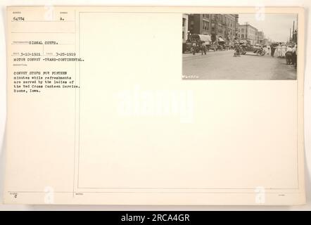 Motorkonvoi hält für Erfrischungen, serviert vom Red Cross Canteen Service in Boone, Iowa, während der Trans-Continental Reise. Foto aufgenommen am 25. Juli 1919. Stockfoto