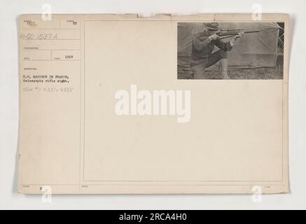 US-Marines in Frankreich während des Ersten Weltkriegs mit einem Teleskop-Gewehrvisier. Das Foto wurde 1918 aufgenommen und zeigt die Marines, die mit der Sichtung „Symbol issued H takes 1918“ ausgestattet sind. Weitere Einzelheiten finden Sie auf den Fotos mit den Nummern 4337 und 4338 im EU-Fotoarchiv. Stockfoto