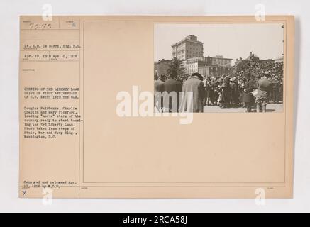 Foto 111-SC-7272 zeigt die Eröffnung des Liberty Loan Drive 3. am 6. April 1918, der den 1. Jahrestag des Eintritts der USA in den Ersten Weltkrieg beging Auf dem Foto sehen Sie prominente „Movietstars“ Douglas Fairbanks, Charlie Chaplin und Mary Pickford auf den Stufen des State, war, and Navy Building in Washington, D.C. Das Bild wurde zensiert und am 10. April 1918 von W.C.D. veröffentlicht. Stockfoto