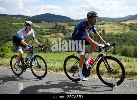 Belleville En Beaujolais, Frankreich. 13. Juli 2023. Französischer Thibaut Pinot von Groupama-FDJ in Aktion während und US-amerikanischer Matteo Jorgenson von Movistar Team in Aktion während der Phase 12 des Radrennen Tour de France, von Roanne nach Belleville-en-Beaujolais (168, 8 km), Frankreich, Donnerstag, 13. Juli 2023. Die diesjährige Tour de France findet vom 01. Bis 23. Juli 2023 statt. BELGA FOTO ALEX BROADWAY Kredit: Belga News Agency/Alamy Live News Stockfoto