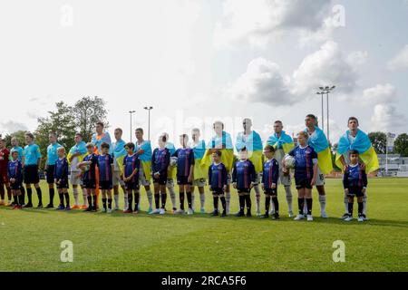 Vlaardingen, Niederlande. 13. Juli 2023. VLAARDINGEN, NIEDERLANDE - JULI 13: Spieler des FC Shaktar trugen während der AEK-Athen der Saison 2022-2023 des FC Shakhtar Donetsk die Landesflagge auf der Sportpark CWO am 13. Juli 2023 in Vlaardingen, Niederlande (Foto von Broer van den Boom/Orange Pictures) Guthaben: Orange Pics BV/Alamy Live News Stockfoto