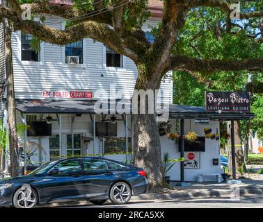 NEW ORLEANS, LA, USA - 8. JULI 2023: Vorderseite des Bayou Bistro Restaurants in der Bienville Street nahe Bayou St. John aus Mid City Stockfoto