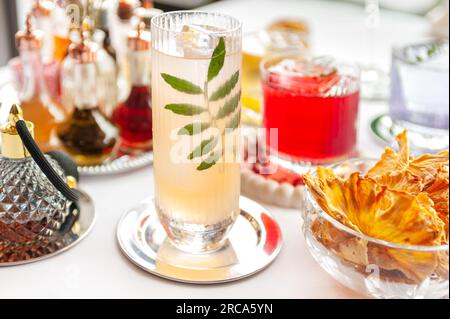 Fünf farbenfrohe Sommercocktails in Gläsern auf einem weißen Tisch. Auswahl an frischen Sommergetränken. Orange- und rote Sangria-Cocktails, Orangen-Punsch-Cocktails, Stockfoto