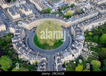 Luftaufnahme des Zirkus, Bath. Ein georgianischer Ring aus großen Stadthäusern, geformt in einem Kreis mit 3 Eingängen Stockfoto