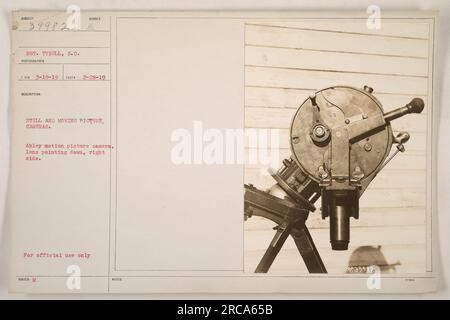 Das Bild zeigt eine Foto- und Kamera für bewegte Bilder, insbesondere die Akely Motion Picture Kamera, mit nach unten zeigendem Objektiv auf der rechten Seite. Diese Ausrüstung wurde von Sergeant Tyrell, S.C. Fotograf im Ersten Weltkrieg, verwendet Das Foto wurde am 2/28/1919 aufgenommen. Stockfoto