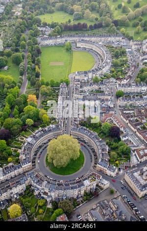 Luftaufnahme des Royal Crescent und des Circus aus dem Osten mit der Schlüsselform Stockfoto