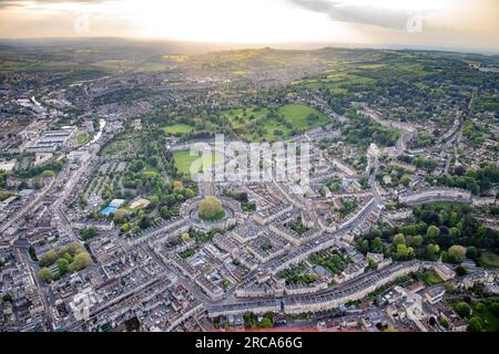 Luftfoto des Royal Crescent, des Circus und der Stadt Bath aus der Vogelperspektive mit der Schlüsselform Stockfoto