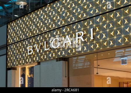 Seoul, Südkorea - 20. Februar 2023: Schilder für BVLGARI im internationalen Flughafen Incheon. Es ist ein griechisch-italienisches Luxusmodehaus. Stockfoto